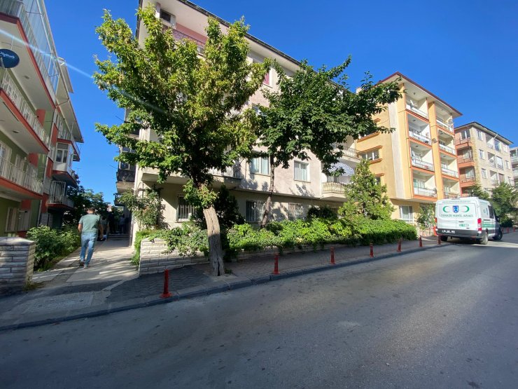 Kötü koku ihbarına gelen polis yalnız yaşayan adamın cesediyle karşılaştı