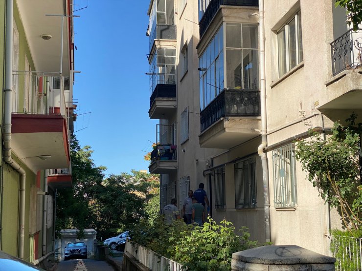 Kötü koku ihbarına gelen polis yalnız yaşayan adamın cesediyle karşılaştı