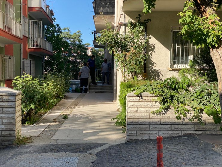 Kötü koku ihbarına gelen polis yalnız yaşayan adamın cesediyle karşılaştı