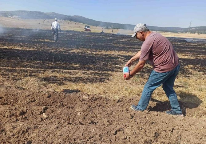 Kütahya’da balya makinesi kıvılcımından çıkan yangında 2 dekar alan yandı