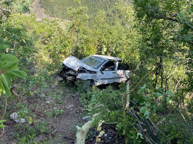 Otomobil uçuruma yuvarlandı: 3 yaralı