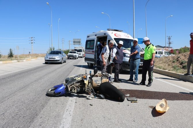 Otomobille çarpışan motosiklet sürücüsü yaralandı