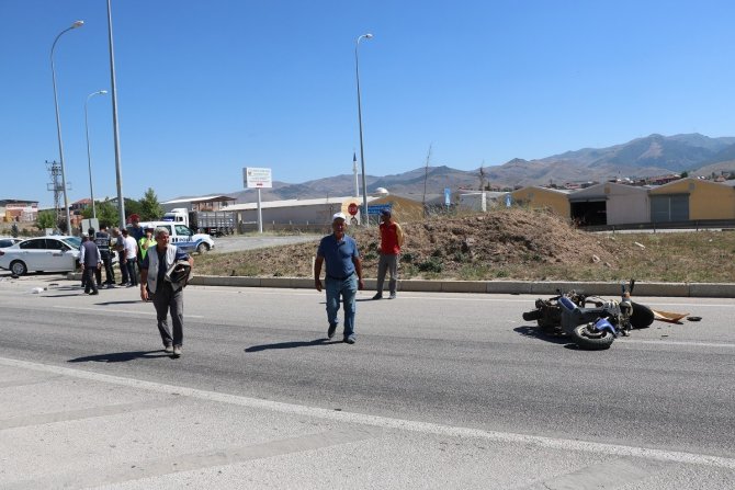 Otomobille çarpışan motosiklet sürücüsü yaralandı