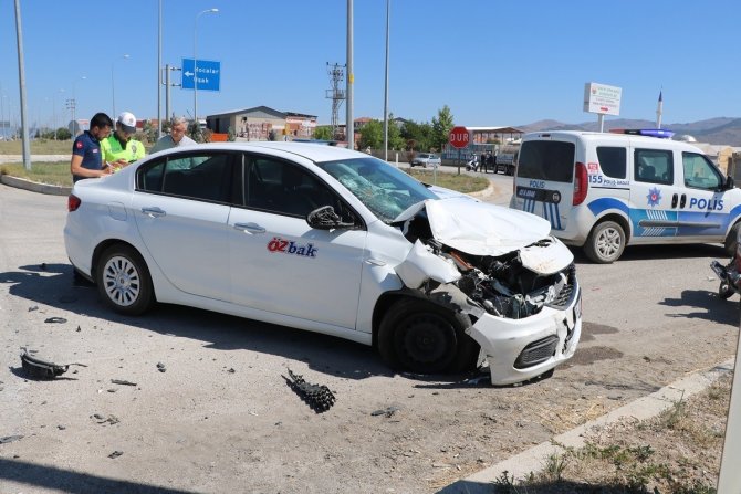 Otomobille çarpışan motosiklet sürücüsü yaralandı