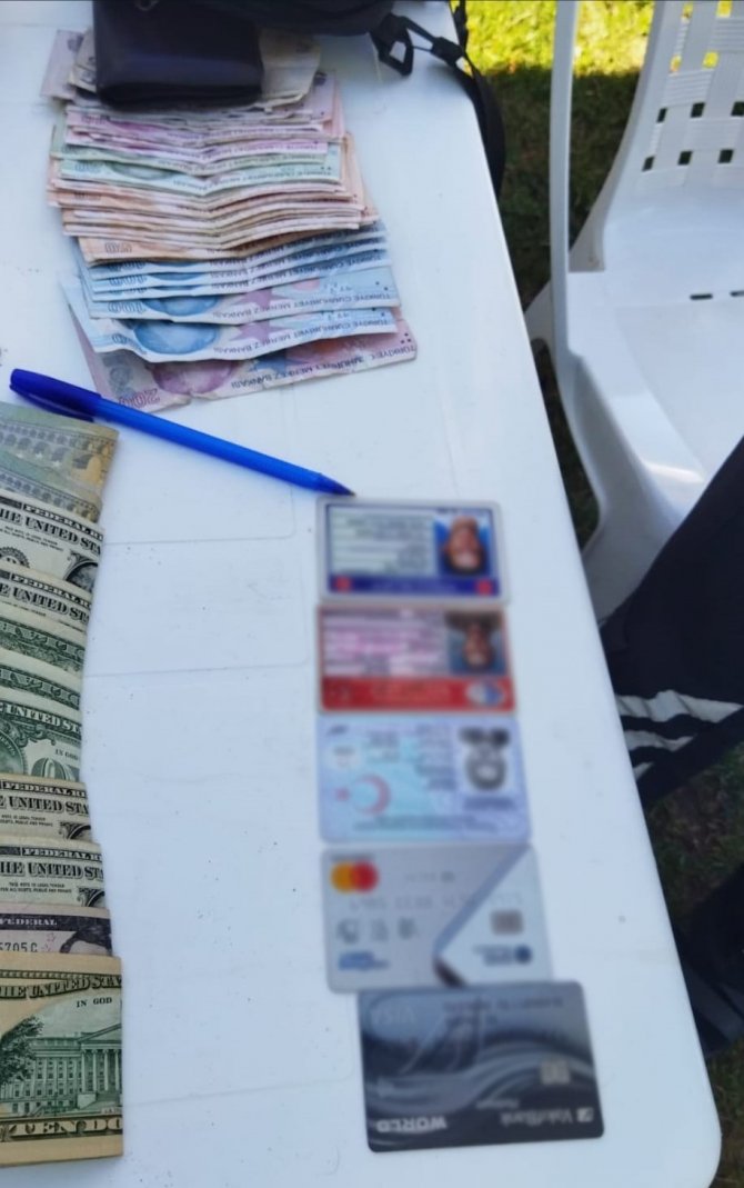 Para dolu çanta sahibine ulaştırıldı