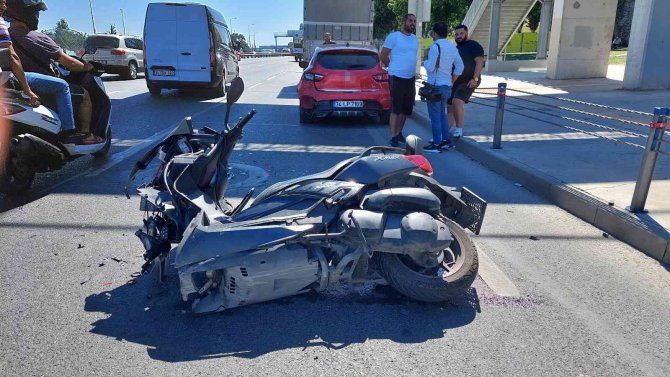 Park halindeki otomobile çarptı