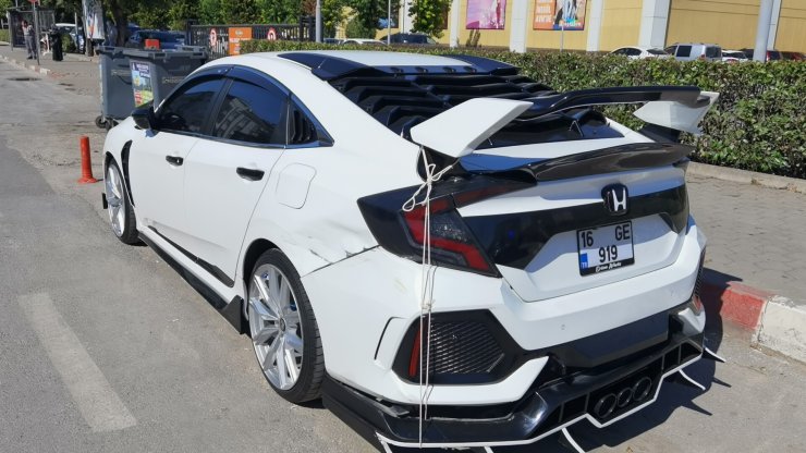 Sahibinin elinden kaçan arabaya koşulu at, otomobile zarar verdi