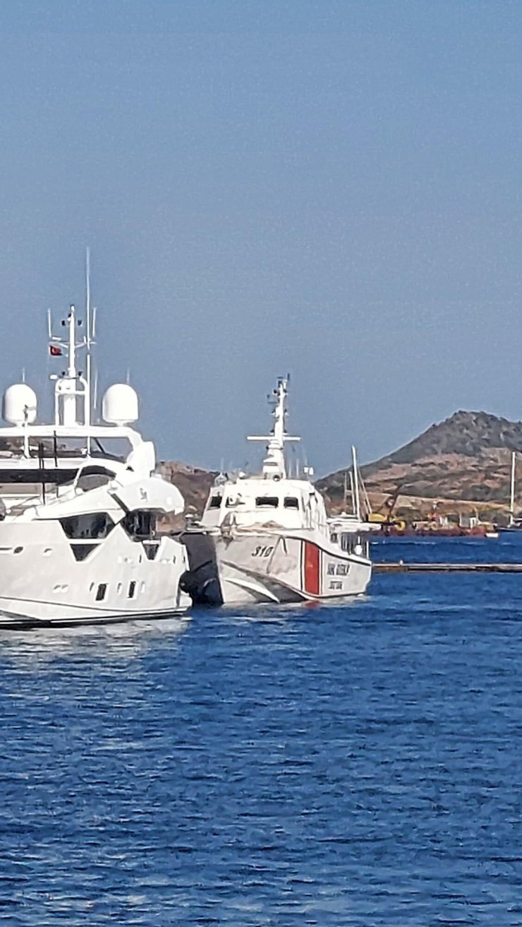 Sahil Güvenlik, uyuşturucu taşıdığı iddia edilen yatı çarparak durdurdu: 4 gözaltı