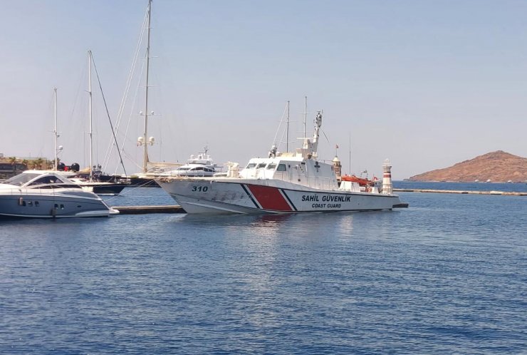 Sahil Güvenlik, uyuşturucu taşıdığı iddia edilen yatı çarparak durdurdu: 4 gözaltı