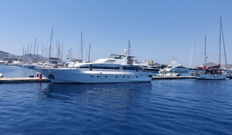 Sahil Güvenlik, uyuşturucu taşıdığı iddia edilen yatı çarparak durdurdu: 4 gözaltı