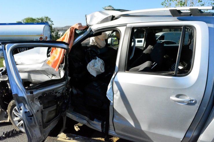 Servis midibüsü ile kamyonet çarpıştı: 5 yaralı