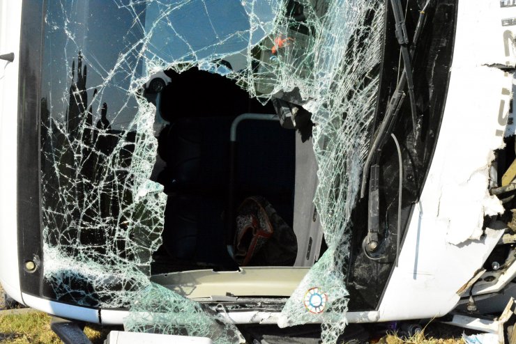 Servis midibüsü ile kamyonet çarpıştı: 5 yaralı