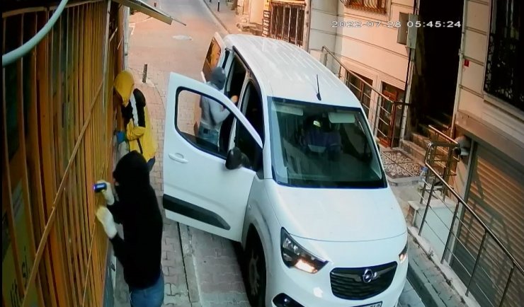 Şişli'de mahalleli hırsızları süpürgeyle kovaladı