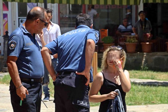 Süs havuzu başında elini kalemle kırmızıya boyayan genç kız, polisi alarma geçirdi