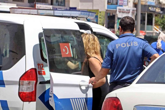 Süs havuzu başında elini kalemle kırmızıya boyayan genç kız, polisi alarma geçirdi