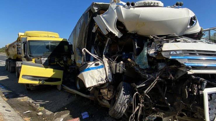 TIR, hafriyat kamyonuna çarptı; Rumen sürücü yaralandı