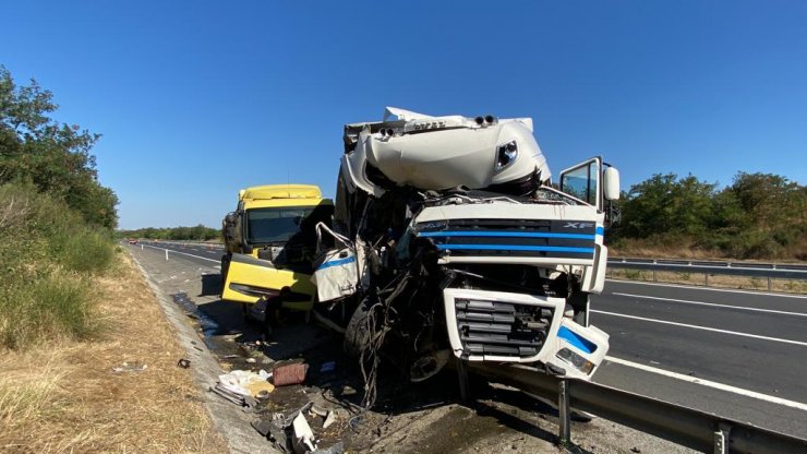 TIR, hafriyat kamyonuna çarptı; Rumen sürücü yaralandı