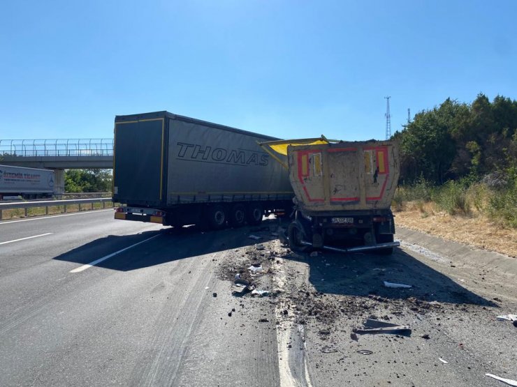 TIR, hafriyat kamyonuna çarptı; Rumen sürücü yaralandı