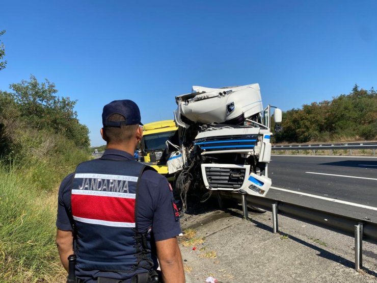 TIR, hafriyat kamyonuna çarptı; Rumen sürücü yaralandı