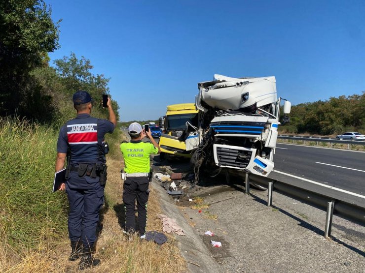 TIR, hafriyat kamyonuna çarptı; Rumen sürücü yaralandı