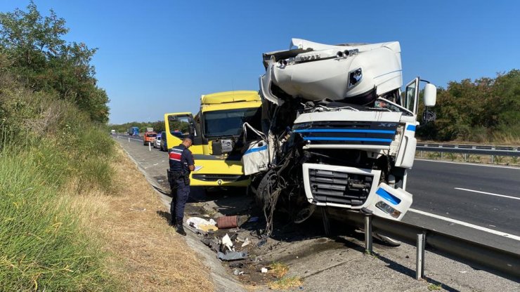 TIR, hafriyat kamyonuna çarptı; Rumen sürücü yaralandı