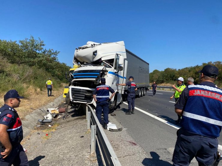 TIR, hafriyat kamyonuna çarptı; Rumen sürücü yaralandı