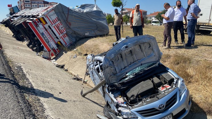 TIR'ın çarpması sonucu demir yığını haline dönüşen otomobilde mucize kurtuluş