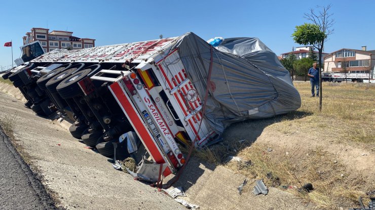 TIR'ın çarpması sonucu demir yığını haline dönüşen otomobilde mucize kurtuluş