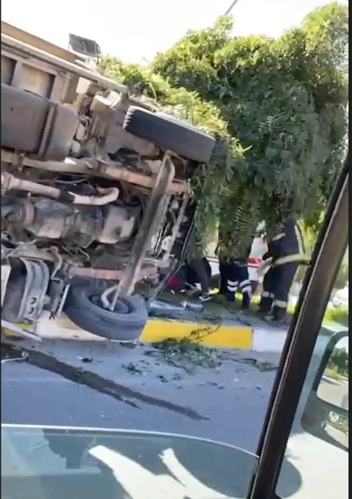 Virajı alamayan kamyonet devrildi