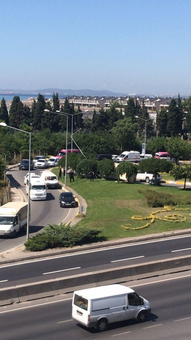 Virajı alamayan kamyonet devrildi