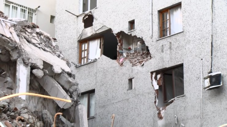 Yıkımı yapılan binadan kopan beton parça yandaki binaya zarar verdi