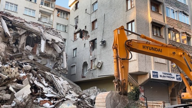 Yıkımı yapılan binadan kopan beton parça yandaki binaya zarar verdi