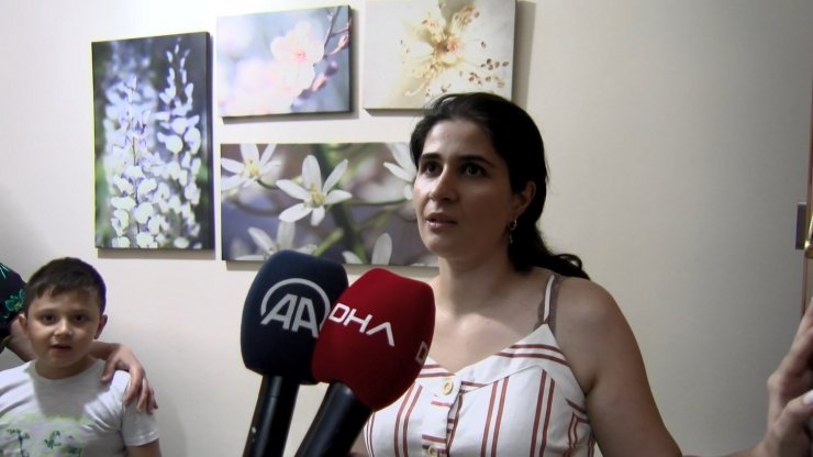 Yıkımı yapılan binadan kopan beton parça yandaki binaya zarar verdi