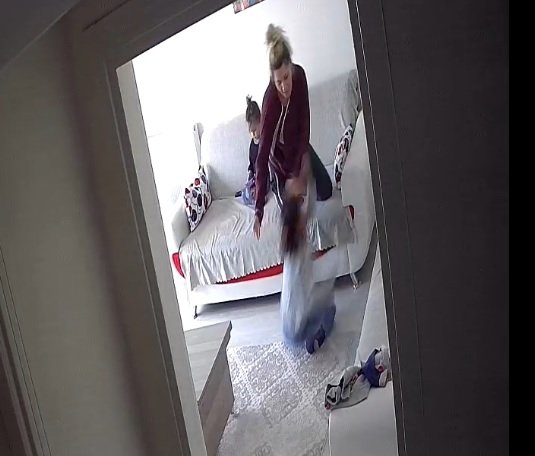 2 kızını dövdüğü kamerayla görüntülenen anneye gözaltı
