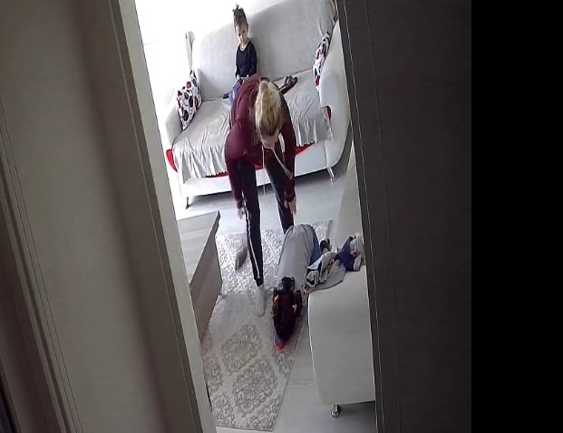 2 kızını dövdüğü kamerayla görüntülenen anneye gözaltı