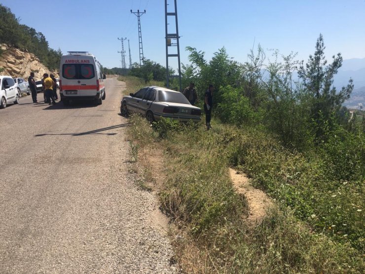 Adana'da otomobil direğe çarptı: 1 ölü, 5 yaralı