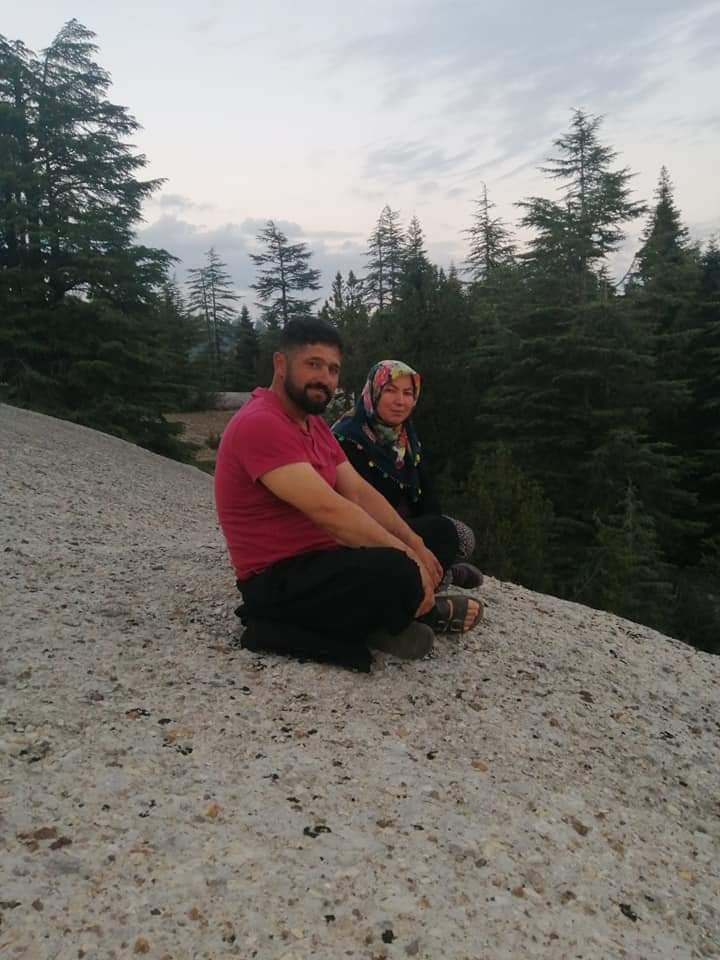 Adana'da otomobil direğe çarptı: 1 ölü, 5 yaralı