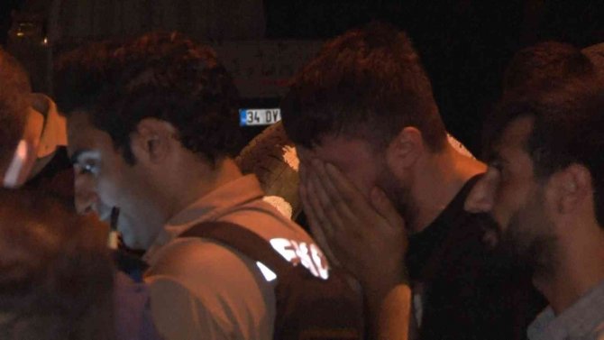 Avcılar’da fabrika yangınının çıktığı caddede trafik akışını sağlayan bekçiye araba çarptı