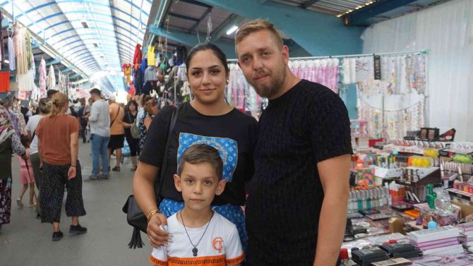 Bulgar turistler pazara akın etti, Ulus Pazarı’nda adım atacak yer kalmadı