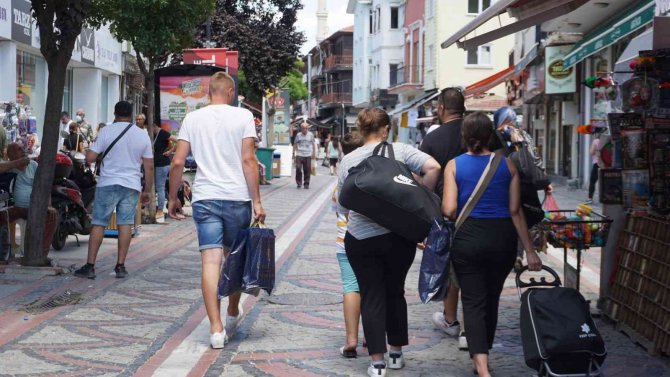 Bulgar turistler pazara akın etti, Ulus Pazarı’nda adım atacak yer kalmadı