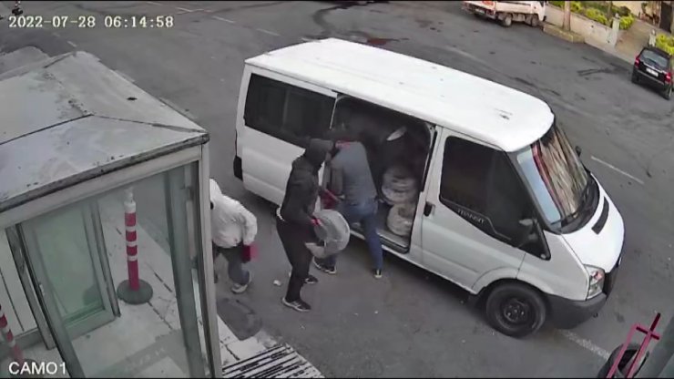 Büyükçekmece'de 8 bin 500 metrelik kabloyu çalan şüpheliler kamerada