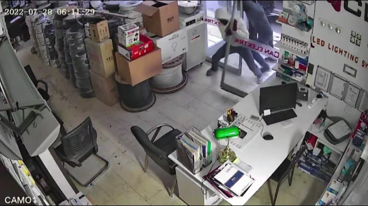 Büyükçekmece'de 8 bin 500 metrelik kabloyu çalan şüpheliler kamerada