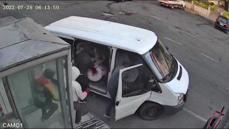 Büyükçekmece'de 8 bin 500 metrelik kabloyu çalan şüpheliler kamerada