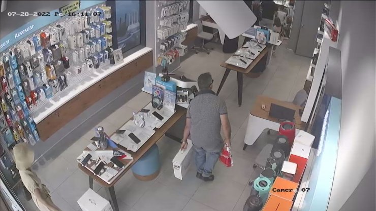 Çalışanları oyalayıp, çocuklara robot süpürgeyi çaldırdı