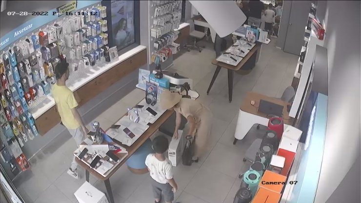 Çalışanları oyalayıp, çocuklara robot süpürgeyi çaldırdı