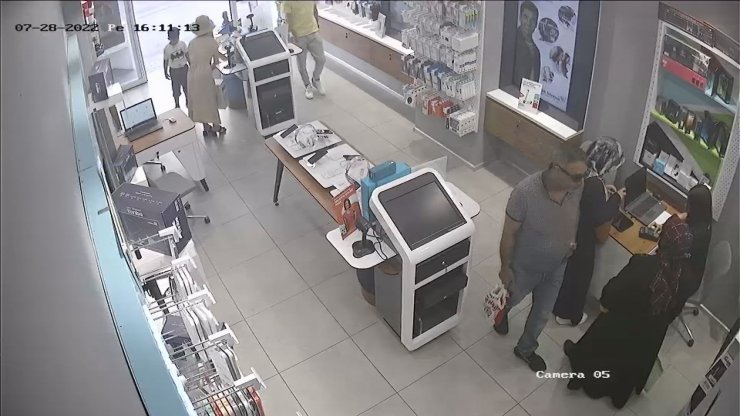 Çalışanları oyalayıp, çocuklara robot süpürgeyi çaldırdı