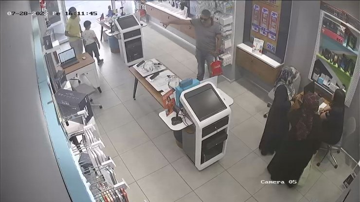 Çalışanları oyalayıp, çocuklara robot süpürgeyi çaldırdı