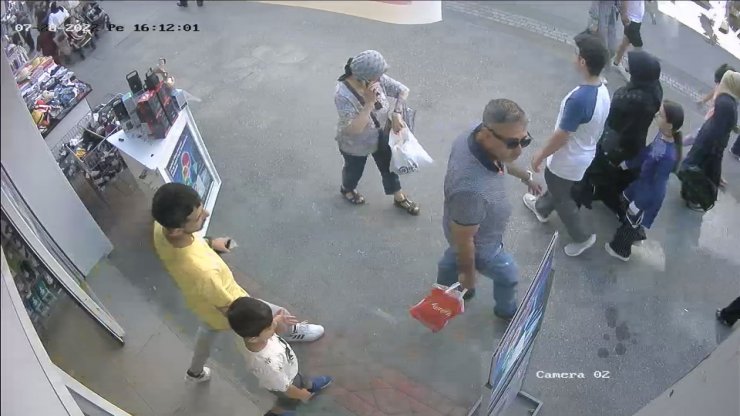 Çalışanları oyalayıp, çocuklara robot süpürgeyi çaldırdı