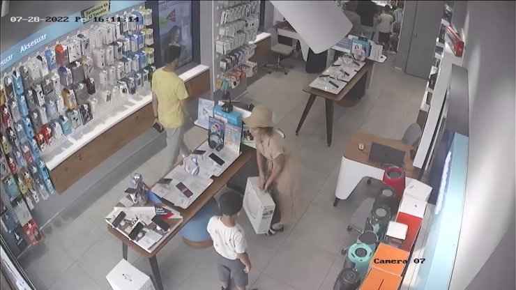 Çalışanları oyalayıp, çocuklara robot süpürgeyi çaldırdı