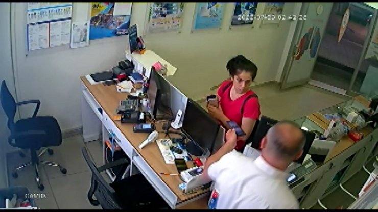Esenler'de müşteri gibi girdi masadaki cep telefonunu çaldı